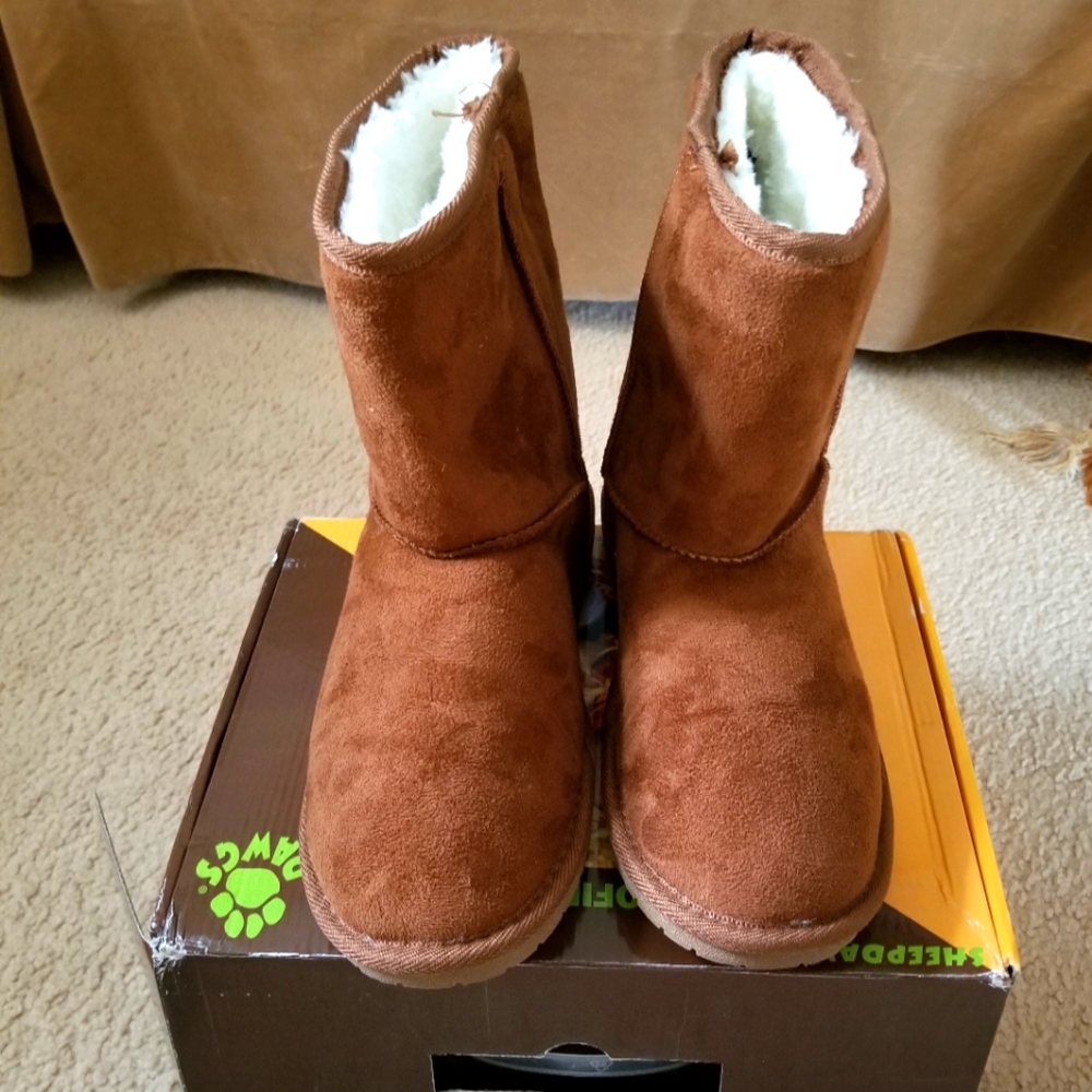 Brown SheepDawgs Suede 9' Boots. Slightly worn size 9 insulated with fur lining.